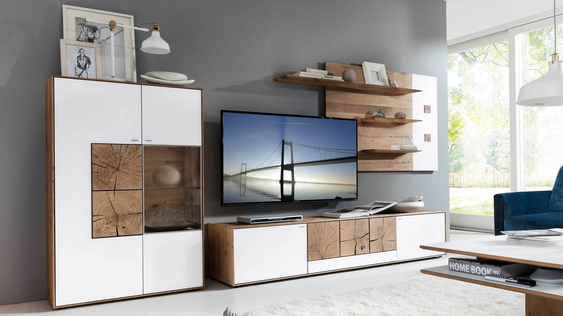 hartmann Serie Caya - Wohnwand mit Vitrinenschrank und Regalen