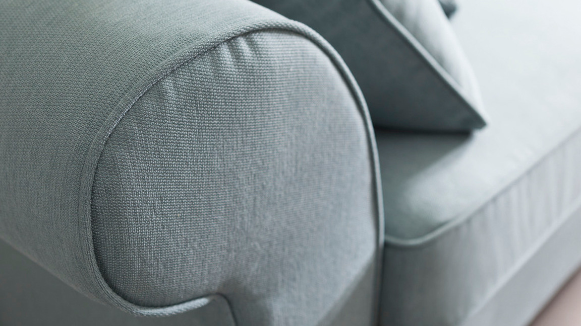 Ecksofa, ein Polstermöbel mit harmonischer Farbgebung