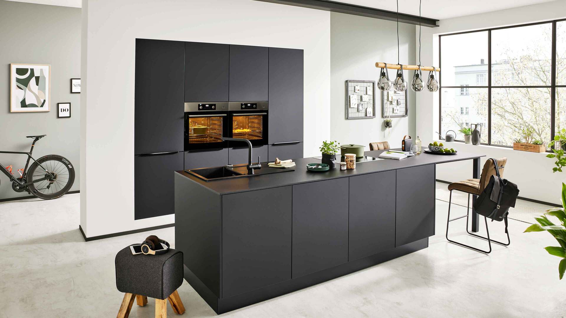 Interliving Küche Serie 3057 mit AEG Einbaugeräten
